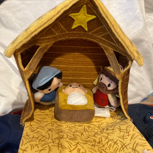 Hallmark Toys Hallmark Itty Bitty Nativity Set Wonderful Shape